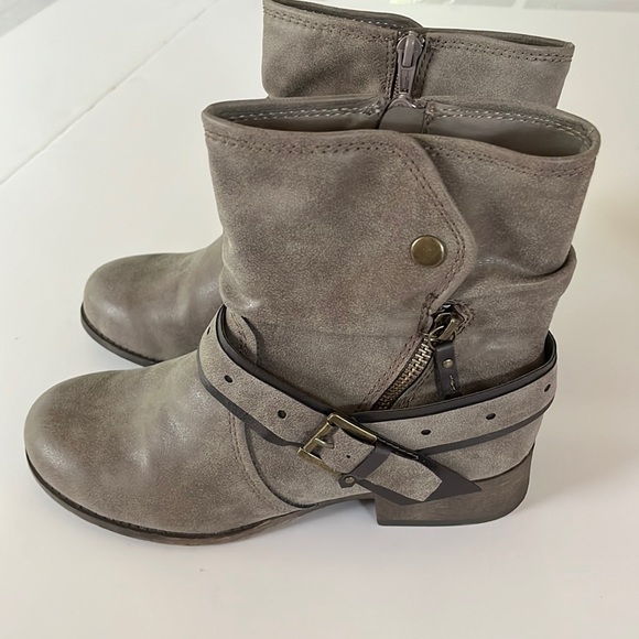 SOLD********. SO Women’s gray  caper boots. New with box. Size 7.5. - Picture 4 of 8